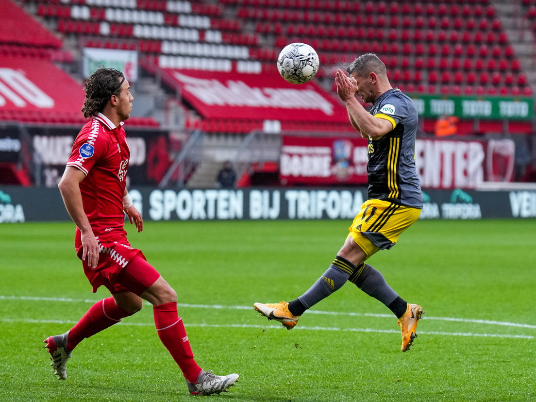 Bryan Linssen kopt de bal tijdens FC Twente-Feyenoord