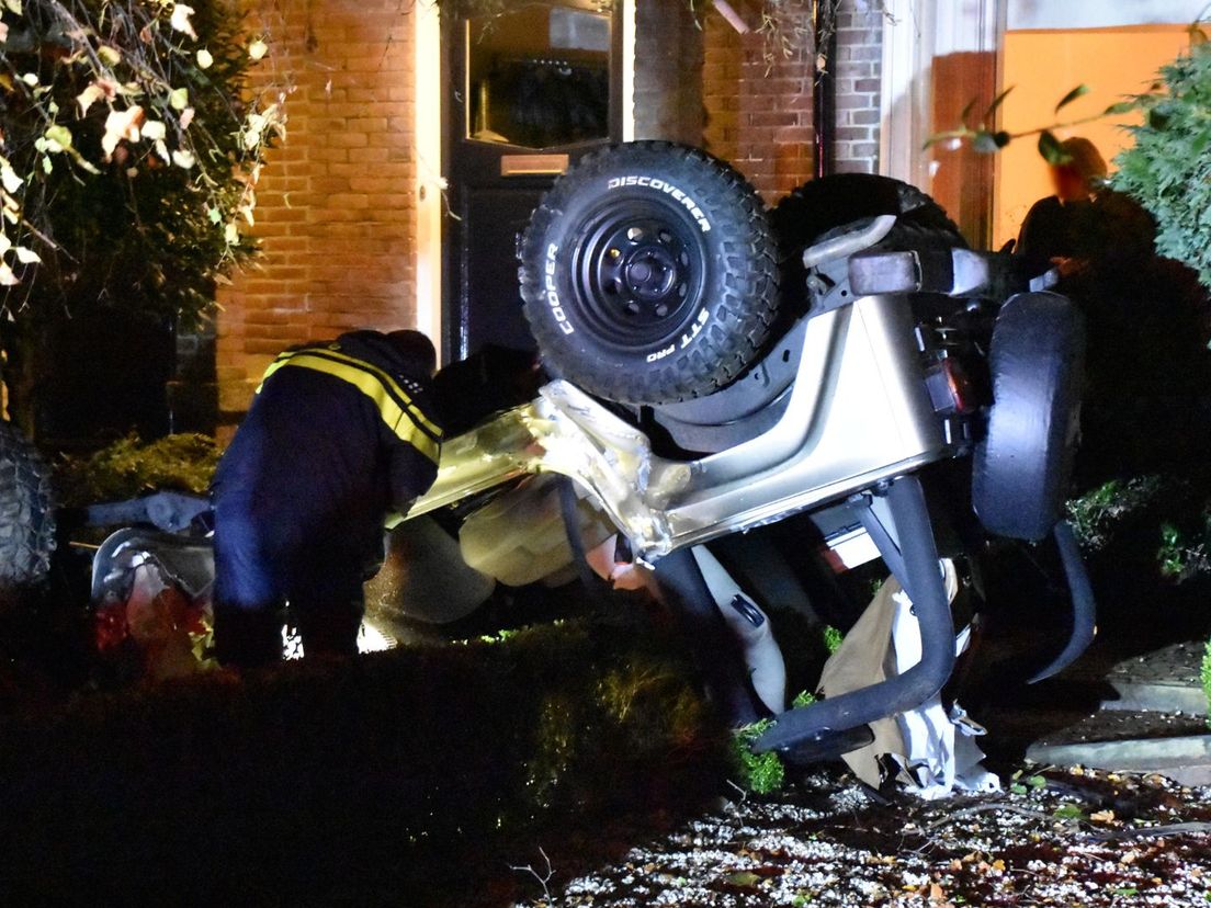 Auto belandt op zijn kop in een tuin aan de Molenlaan in Rotterdam-Hillegersberg