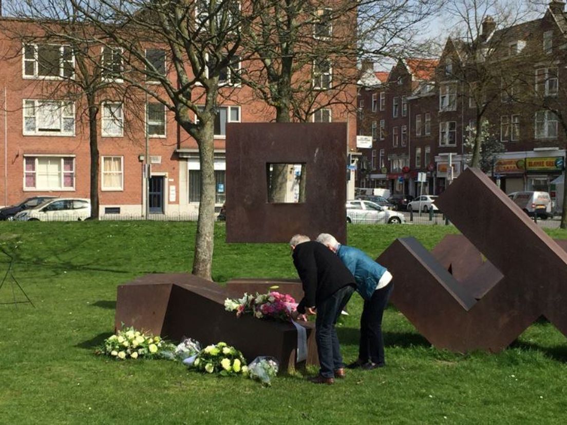 Bloemen ter negadachtenis aan de 326 slachtoffers van het 'Vergeten Bombardement' op Rotterdam