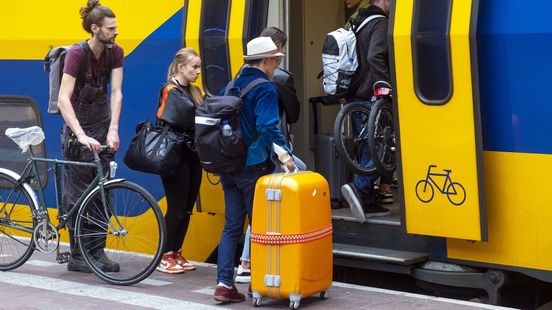 Foto: Hollen met koffers, streep door directe trein Apeldoorn-Schiphol