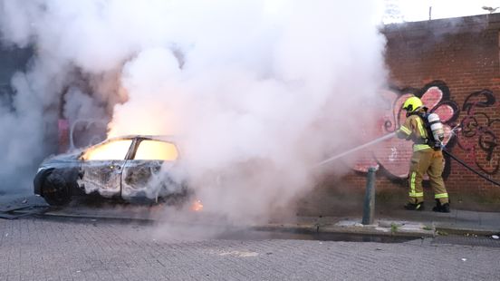 Auto gaat volledig in vlammen op | Vierde keer brand in een week in zelfde buurt
