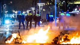 Hagenaar (30) gooit tafelbladen, fiets en brandblusser naar politieauto's; OM eist celstraf