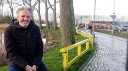 Gele palen zijn geliefde kletsplaats in Sluis, gemeente wil er oplaadpunten van maken