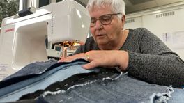 Poetslappen en garen van oude spijkerbroeken in Veenendaal: 'Dingen weggooien doen we sowieso niet'