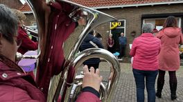 Brassband brengt jubilaris serenade aan de deur