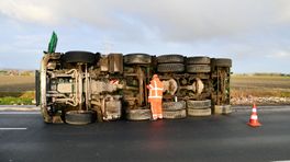 Vrachtwagen gekanteld bij ongeluk 's-Heerenhoek, politie zoekt doorrijder, weg dicht