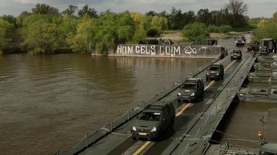 Foto: 500 militairen steken IJssel over om signaal af te geven aan Rusland