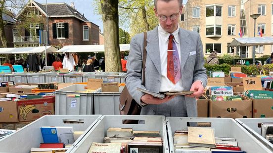 Grote boekenkraam in Velp • Burgemeester doet potje blikgooien