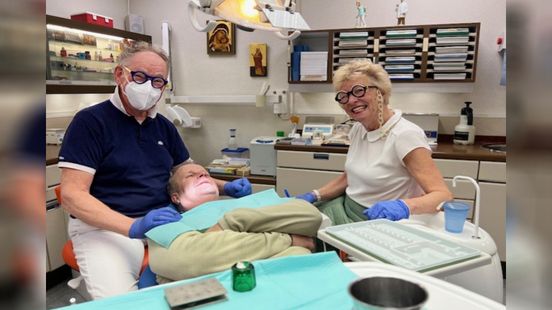 Tandartskoppel Eysink is 75, maar peinst niet over stoppen: 'Het is nog veel te leuk met onze tandheelkundige familie'