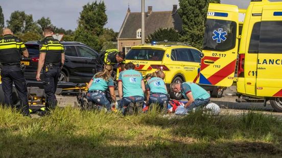 Scooterrijder zwaargewond na botsing op kruising in Doesburg.