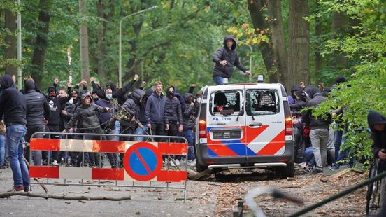 Deze zeven relschoppers zijn nog spoorloos na geweld rond NEC-Vitesse