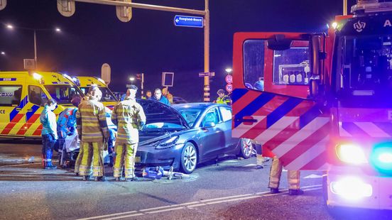 Ongeluk op de Rondweg in Hoogland, twee personen gewond.