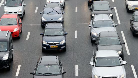 Lange file op de A1 richting Overijssel na ongeluk met vrachtwagens bij Deventer.