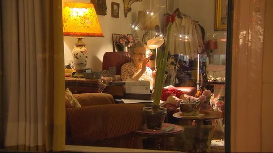 Oma Fransje (94) geniet met volle teugen van fakkeltocht: 'Het was geweldig!'