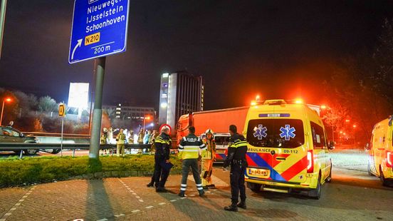 Automobilist zwaargewond na botsing met vrachtwagen bij tankstation A2 Nieuwegein.
