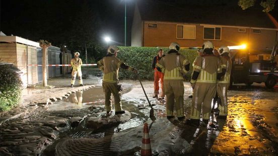 Natte voeten in Eemnes: waterleiding gesprongen in woonwijk