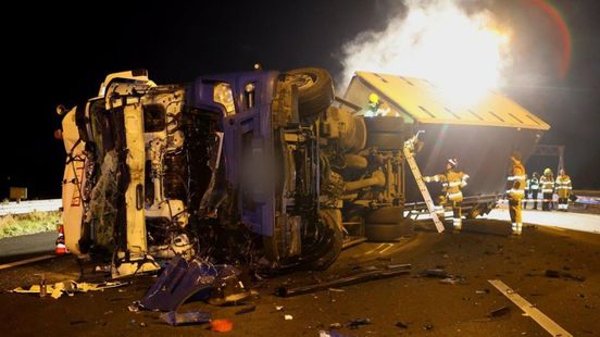 Ravage op A2 door twee ongelukken met vrachtwagens.
