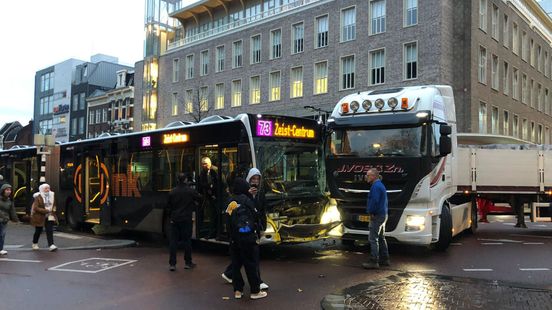 Bussen Utrechtse binnenstad rijden om door ongeluk Vredenburg.