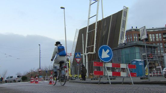 De Lage Erfbrug in Delfshaven staat de komende weken open vanwege een reparatie