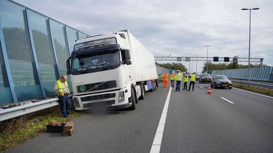 Ongeluk met vrachtwagen veroorzaakt lange file op A12 bij Arnhem.