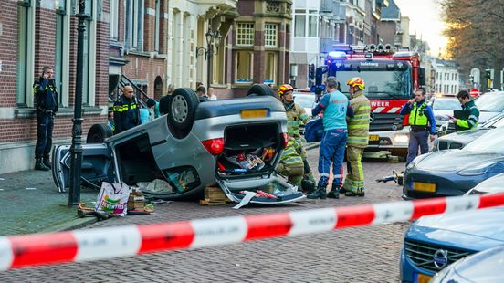Auto over de kop op Utrechtse Maliebaan na botsing met fietser, traumaheli landt in Lepelenburg.