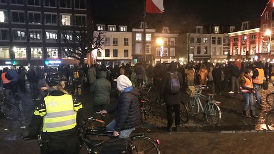 Tientallen antifascisten protesteren in centrum Utrecht