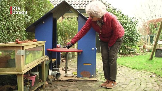 Nieuwe waarchuwingsborden voor egels in De Bilt: 'Ik hoop dat ze blijven hangen'