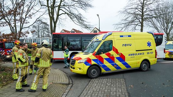 Man zwaargewond na aanrijding met bus in Harmelen.