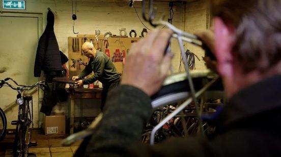 Sjon repareert fietsen voor mensen met laag inkomen, maar zijn werk komt in gevaar