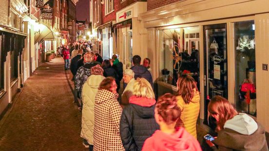 Traditie wordt in ere gehouden: eerste mensen al om 02:20 uur in de rij voor oranjetompouce in Maassluis