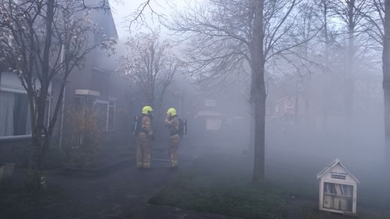 Foto: Enorm veel rook bij woningbrand: 'Sluit ramen en deuren'