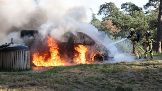Bedrijfsbus volledig uitgebrand • fietsster botst tegen auto