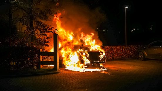 Auto gaat in vlammen op bij hotel