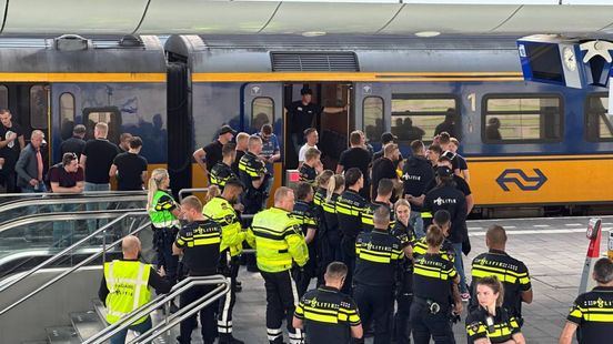 Vuurwerk, trekken aan de noodrem: hooligans maken amok in trein
