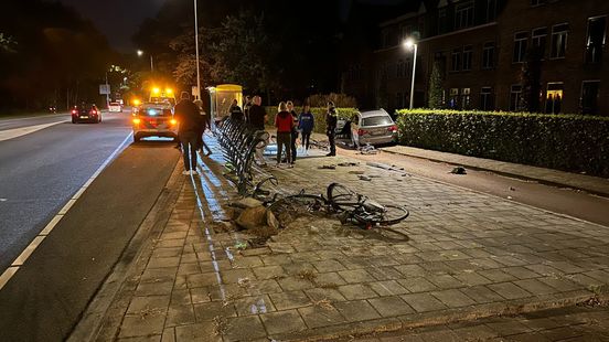 Ravage bij bushalte na ongeval, vier fietsen platgereden