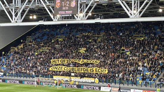 Vitesse supporters tonen hun clubliefde en even later scoort Van Ginkel