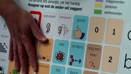 Dit bord in de speeltuin helpt kinderen te spreken zonder te praten