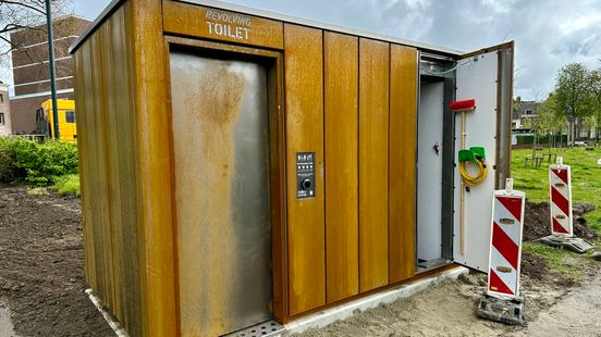 Roestvlekken op nieuwe openbare toiletten Middelburg doen vermoeden dat ze niet alleen vanbinnen zijn gebruikt